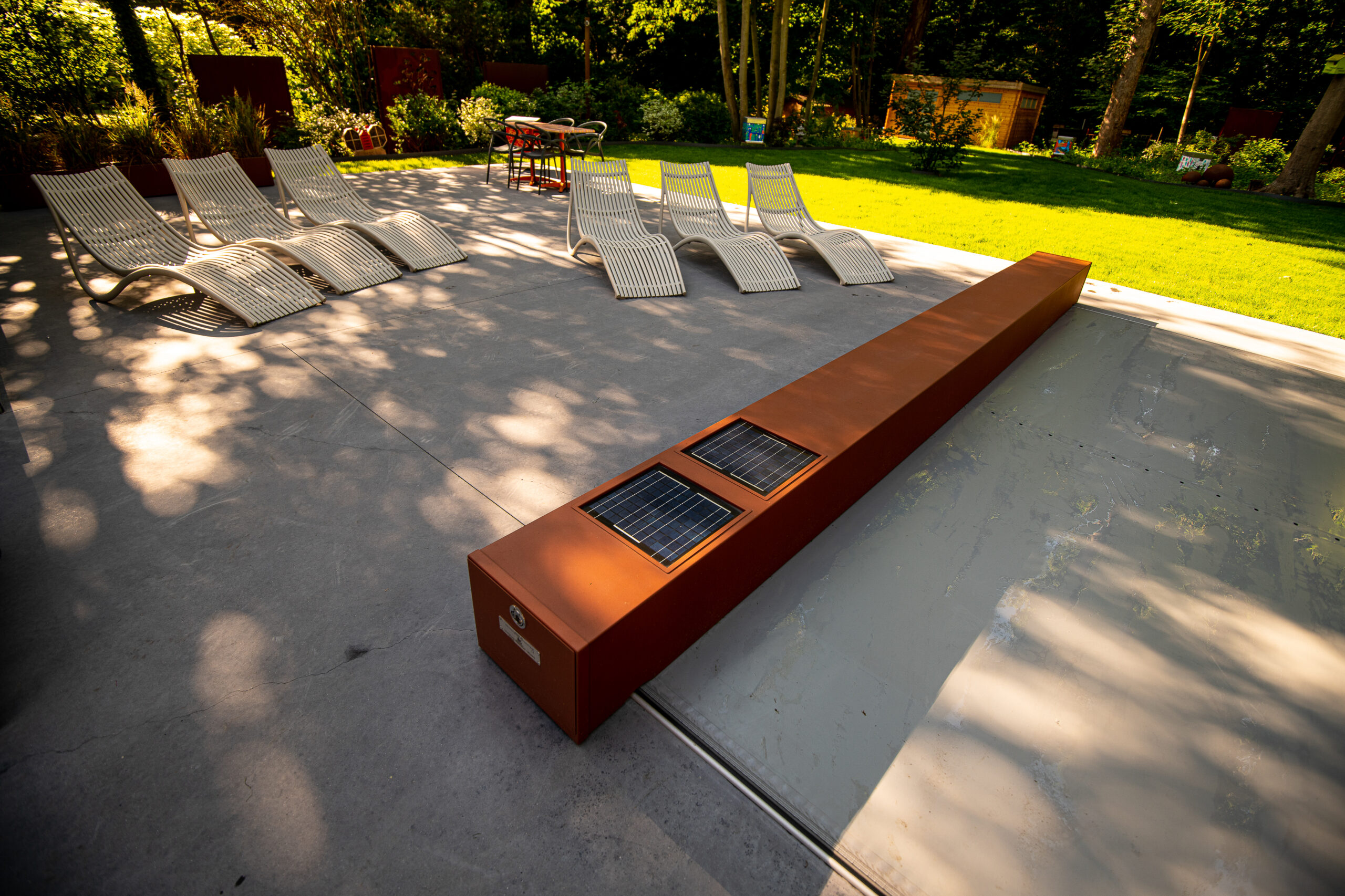 Flache, automatische Poolabdeckung mit integrierter Solareinheit als Sicherheits- und Wärmeschutz für den Pool im modernen Garten